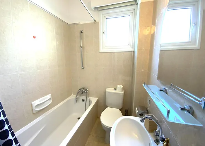 Cozy 2br Apt, Perfect For Getaways アパート ラルナカ